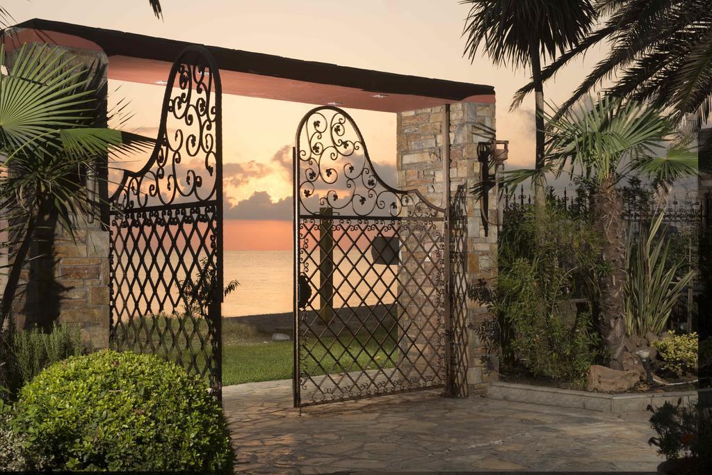 Efharis Beachfront Villa Platamonas Exterior foto